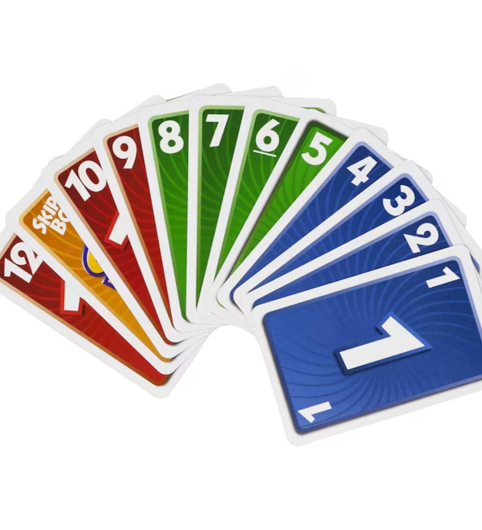 A Skip-Bo kártyajáték színes lapjai legyezőszerűen elrendezve, 1-től 12-ig számozva kék, zöld és piros színekben, köztük egy Skip-Bo jokerkártya.