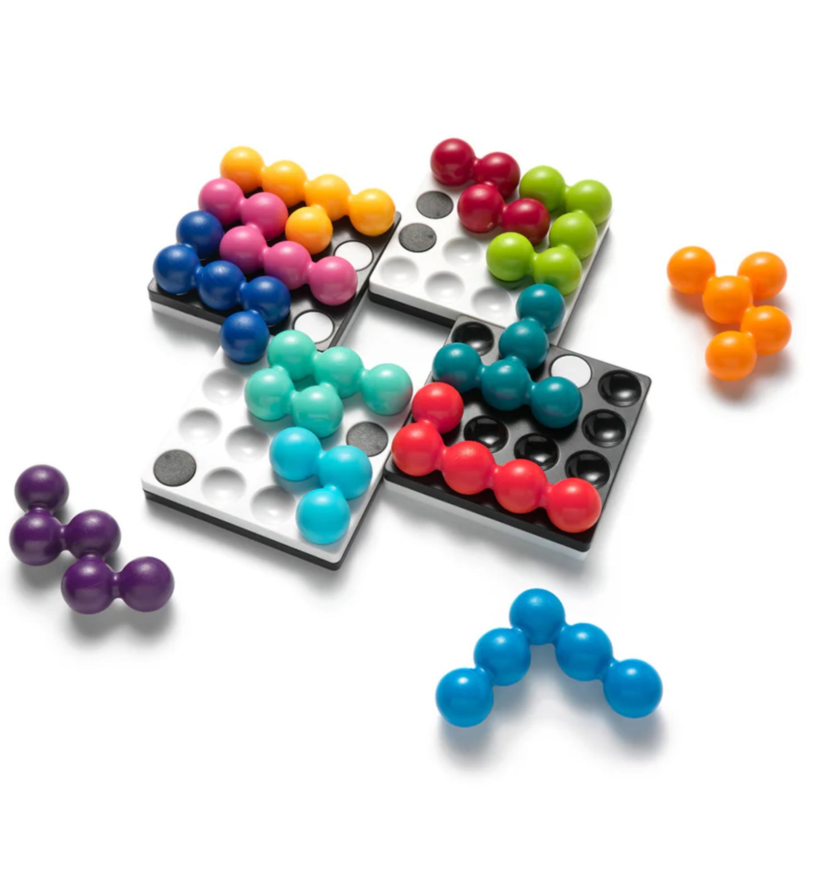 A képen a Smart Games Quadrillion logikai játék elemei láthatók játék közben. A négy mágneses játéktábla különböző elrendezésben kapcsolódik egymáshoz, fekete-fehér lyukmintás felülettel. A színes, gömbökkel összekapcsolt kirakóelemek – piros, kék, zöld, lila, narancs, türkiz és rózsaszín – részben már elhelyezve vannak a táblán, míg néhány még megoldásra vár. 