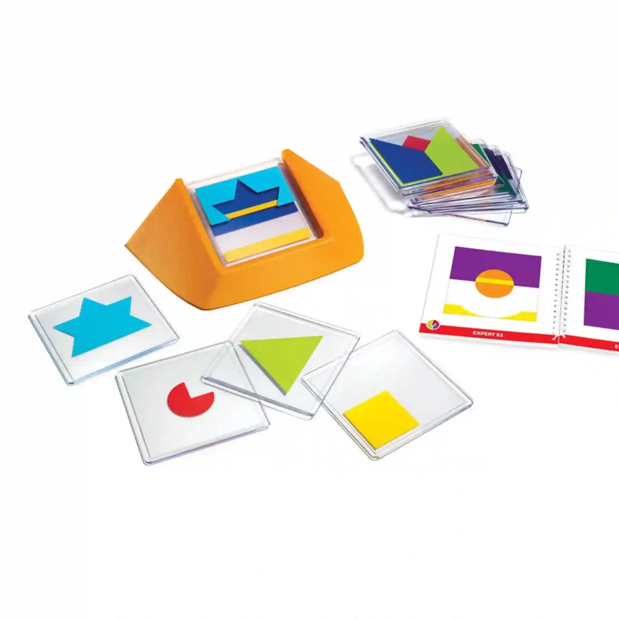 Smart Games Colour Code logikai játék tartalma színes, átlátszó lapokkal, tartóval és feladványfüzettel.