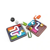 Smart Games Genius Connection logikai játék két játéktáblája színes útvonalelemekkel és dobókockákkal.