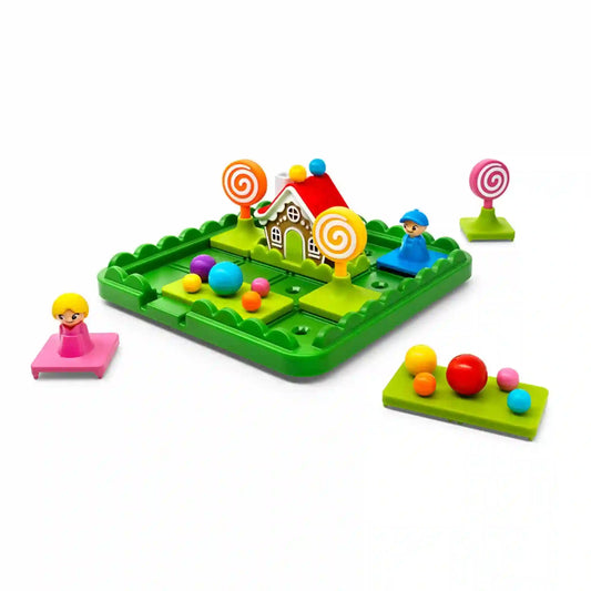 A Smart Games Hansel & Gretel Deluxe logikai játék játéktáblája a mézeskalács házzal, figurákkal és színes akadályelemekkel.