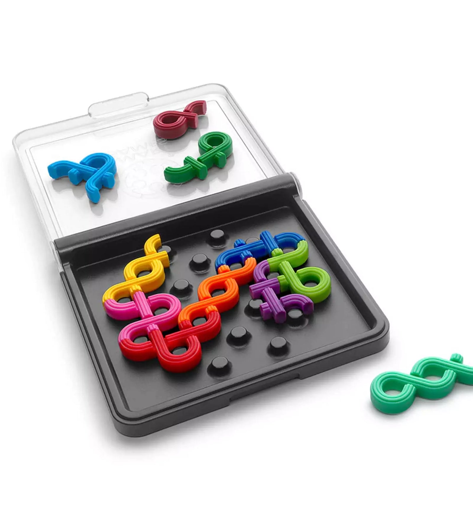 A Smart Games: IQ Noodles logikai játék nyitott állapotban, fekete játéktáblával és színes, hajlított elemekkel, amelyeket a játékosnak megfelelően kell elhelyeznie.