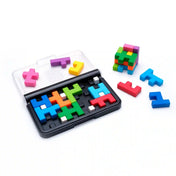 A Smart Games IQ Quub logikai játék nyitott táblája színes kirakóelemekkel és részben összeállított 3D kockával.