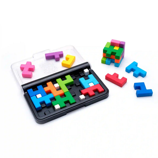 A Smart Games IQ Quub logikai játék nyitott táblája színes kirakóelemekkel és részben összeállított 3D kockával.