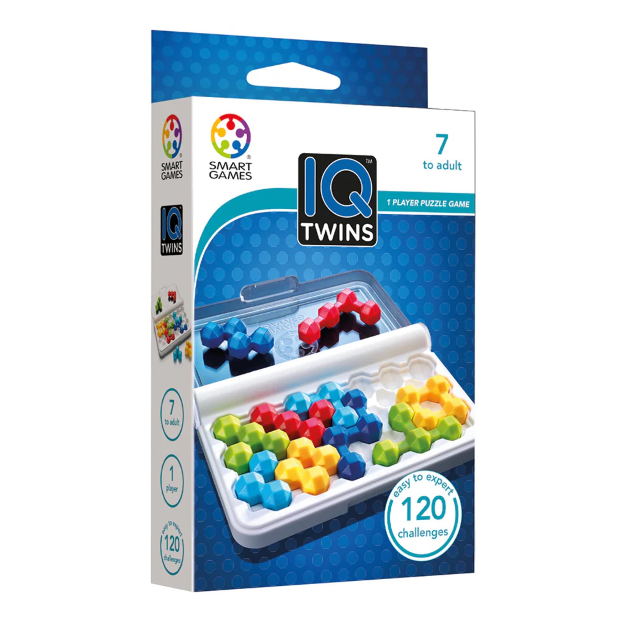 A képen a Smart Games IQ Twins logikai játék doboza látható. A csomagolás színes és figyelemfelkeltő, bal oldalt jól látható a logó, a játék neve és az ajánlott életkor (7 évtől felnőttig). A doboz közepén egy átlátszó fedelű, kompakt játéktábla van, benne élénk színű, sokszögű, páros puzzle-darabokkal. Az alsó sarokban a "120 kihívás" jelölés mutatja, mennyi fejtörő vár a játékosra – a könnyűtől egészen a profi szintig.