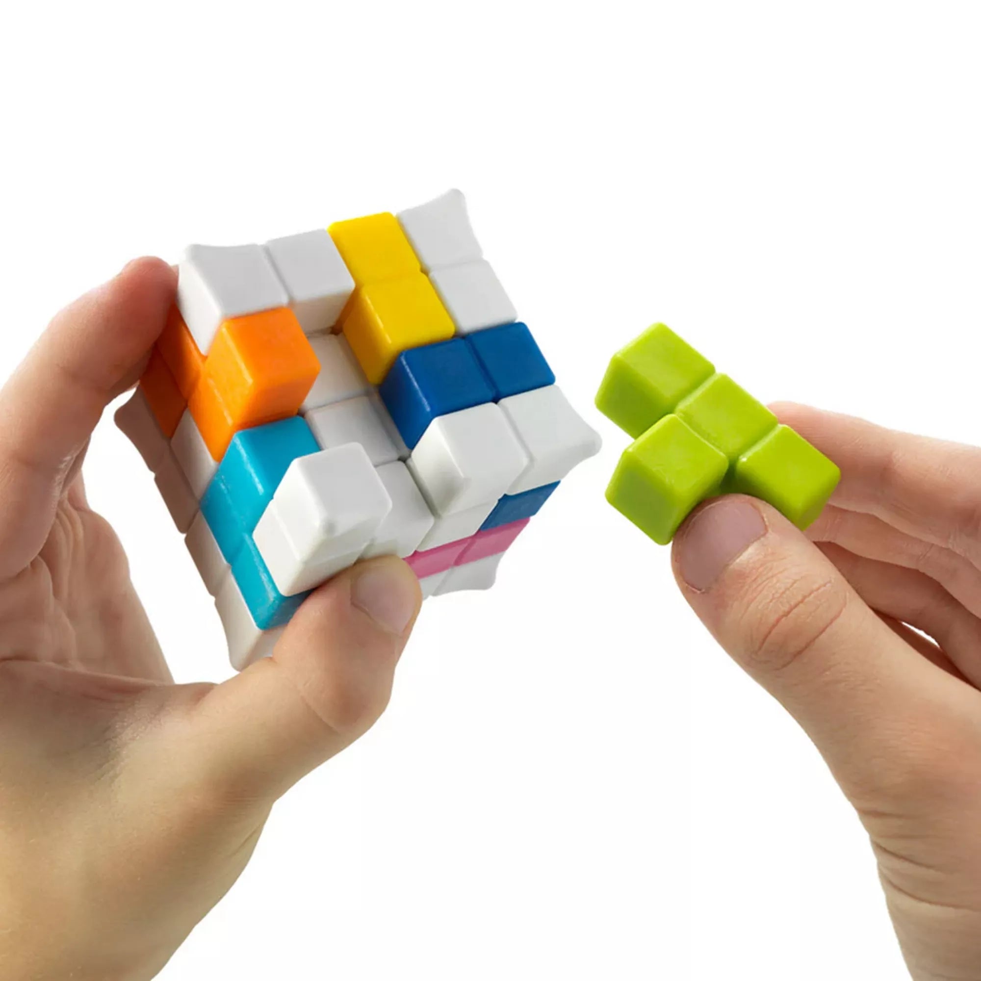 Kézben tartott Plug & Play Puzzler kocka, játékos éppen egy zöld puzzle elemet illeszt a színes 3D kockába.