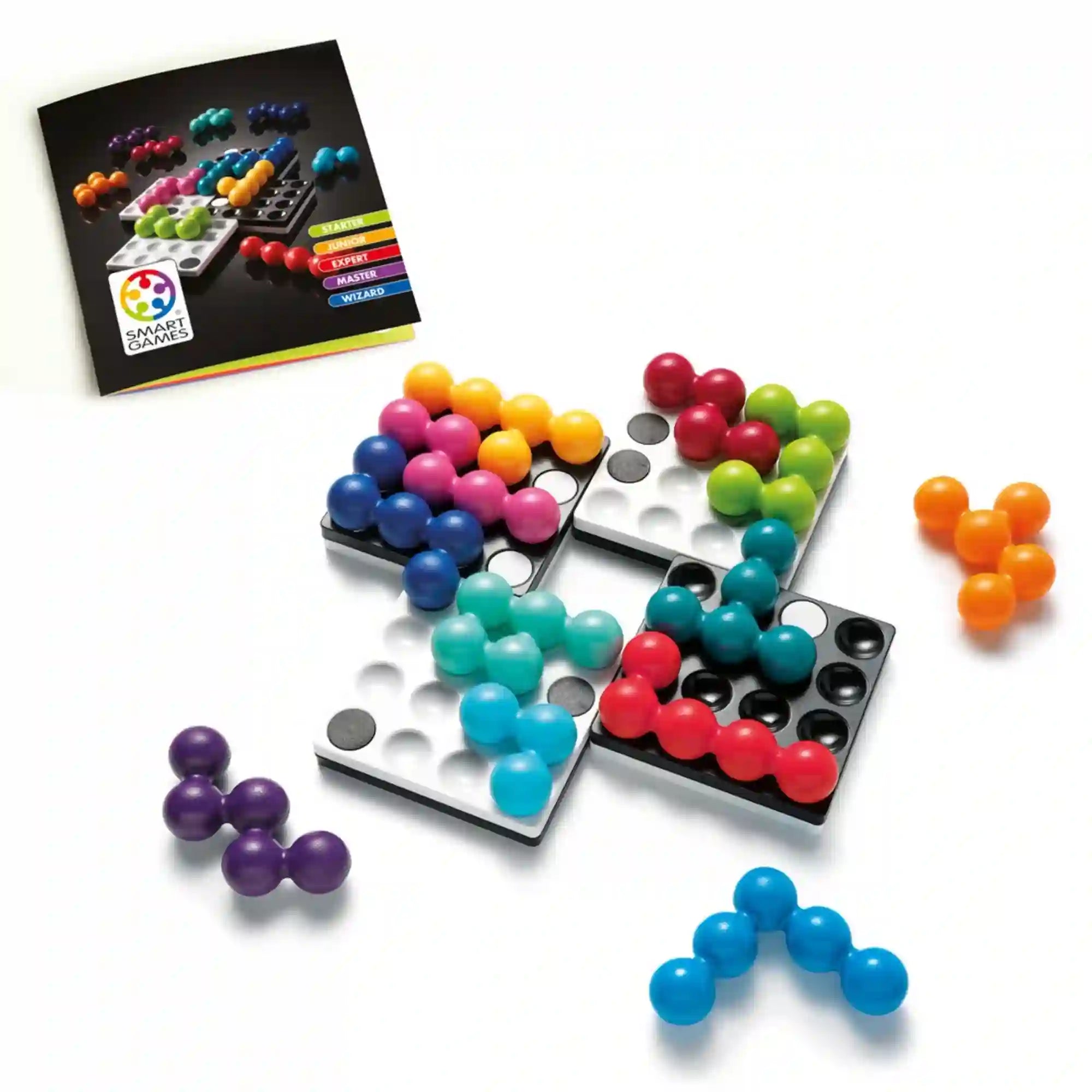 A Smart Games Quadrillion logikai játék mágneses táblái, színes elemei és feladványfüzete.