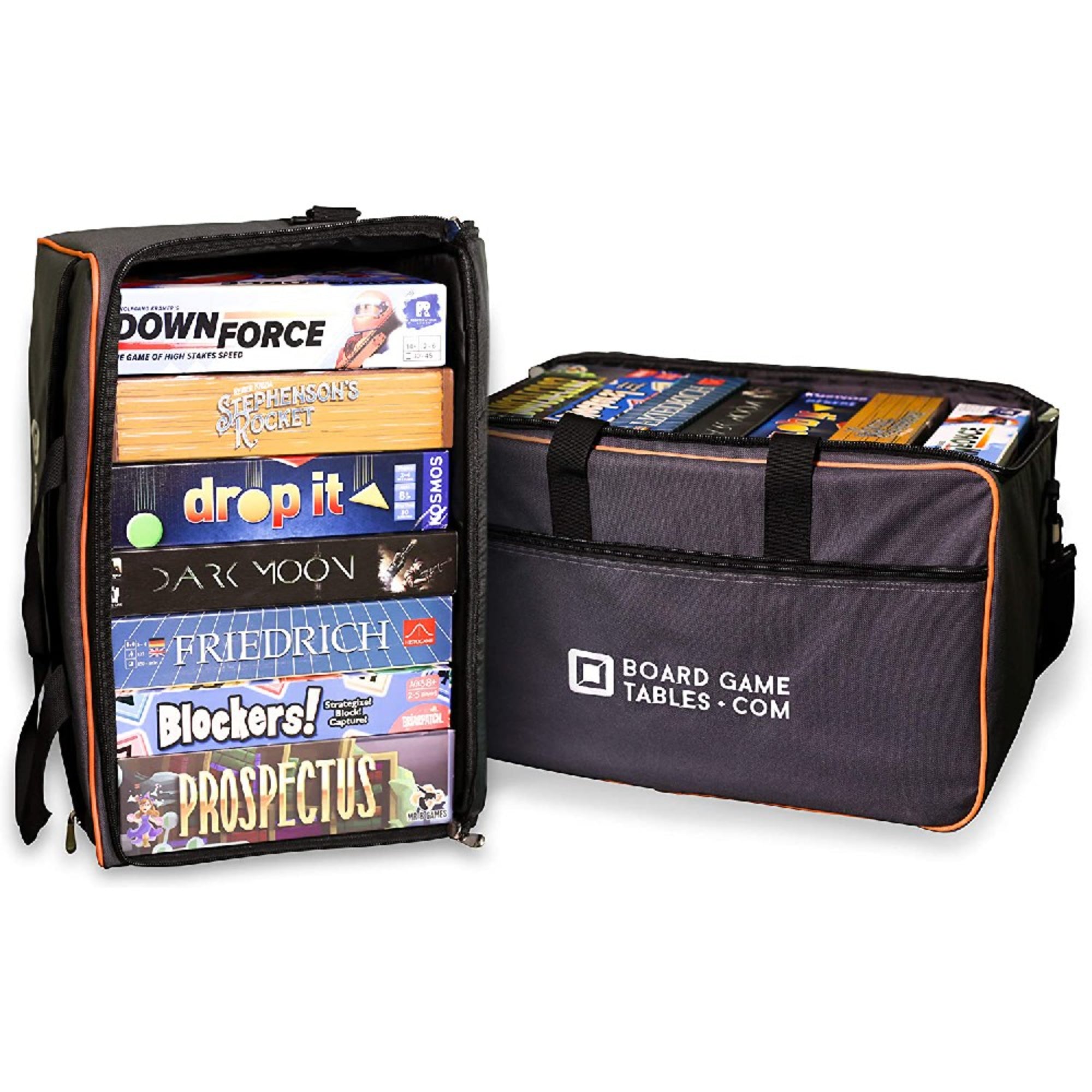 Board Game Tables Oxford Gray társasjáték hordtáska használat közben – több társasjáték doboz függőlegesen elhelyezve a tágas belső térben.