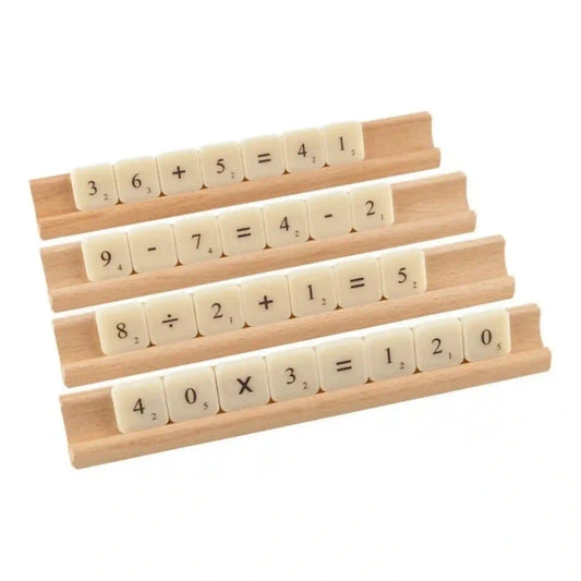Matematică distractivă társasjáték fa tartói számokkal és matematikai műveleti jelekkel ellátott lapkákkal.