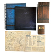 A Szunnyadó istenek – Távoli égboltok társasjáték naplói és kiegészítő elemei: spirálkötésű kalandnaplók, karton dobozkák, küldetéskártyák és tematikus nyomtatott segédletek együttesen bemutatva.