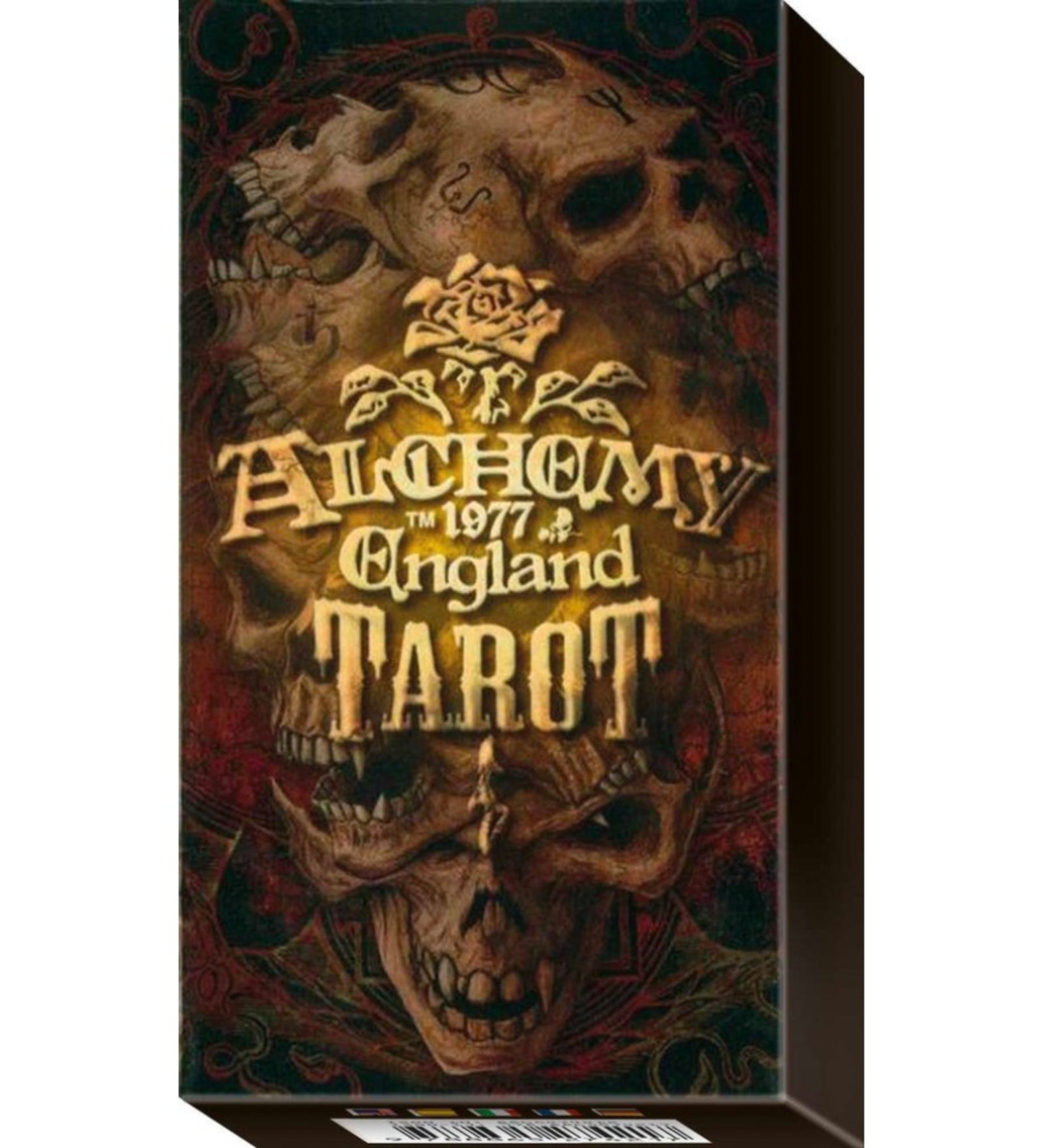 A képen az Alchemy 1977 England Tarot doboza látható, amely sötét, gótikus hangulatot áraszt. A doboz borítóját koponyák, rózsa és arany betűkkel írt felirat díszíti, melyek együtt misztikus, kissé hátborzongató hatást keltenek. A háttér mélyvörös és barna árnyalatokban úszik, kiemelve az okkult szimbolikát. A "1977" évszám az Alchemy Gothic márkára utal, amely ismert alternatív és sötét stílusáról. Ez a tarot pakli egyedi megjelenésével a misztikum és a sötét esztétika kedvelőinek készült.