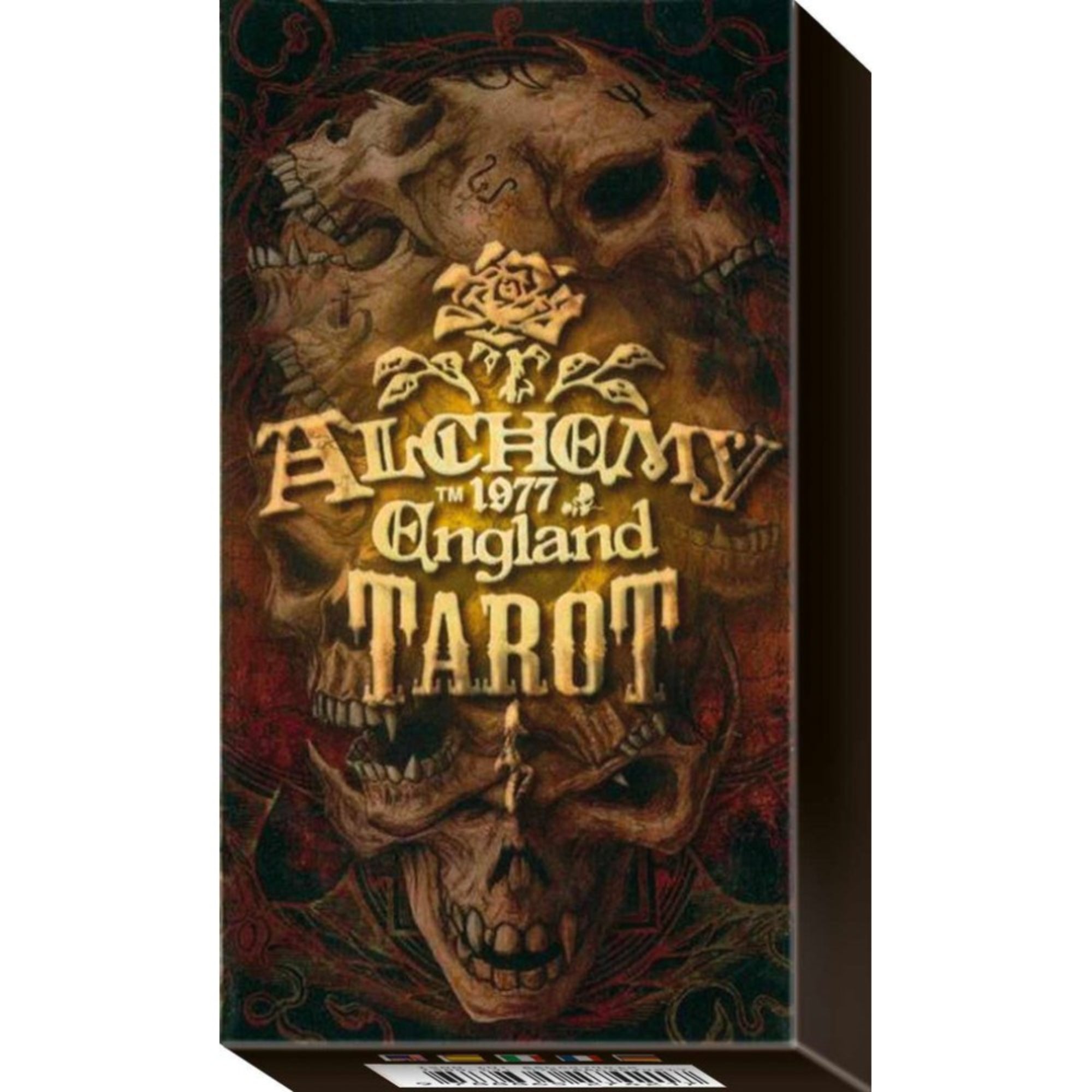 A képen az Alchemy 1977 England Tarot doboza látható, amely sötét, gótikus hangulatot áraszt. A doboz borítóját koponyák, rózsa és arany betűkkel írt felirat díszíti, melyek együtt misztikus, kissé hátborzongató hatást keltenek. A háttér mélyvörös és barna árnyalatokban úszik, kiemelve az okkult szimbolikát. A "1977" évszám az Alchemy Gothic márkára utal, amely ismert alternatív és sötét stílusáról. Ez a tarot pakli egyedi megjelenésével a misztikum és a sötét esztétika kedvelőinek készült.