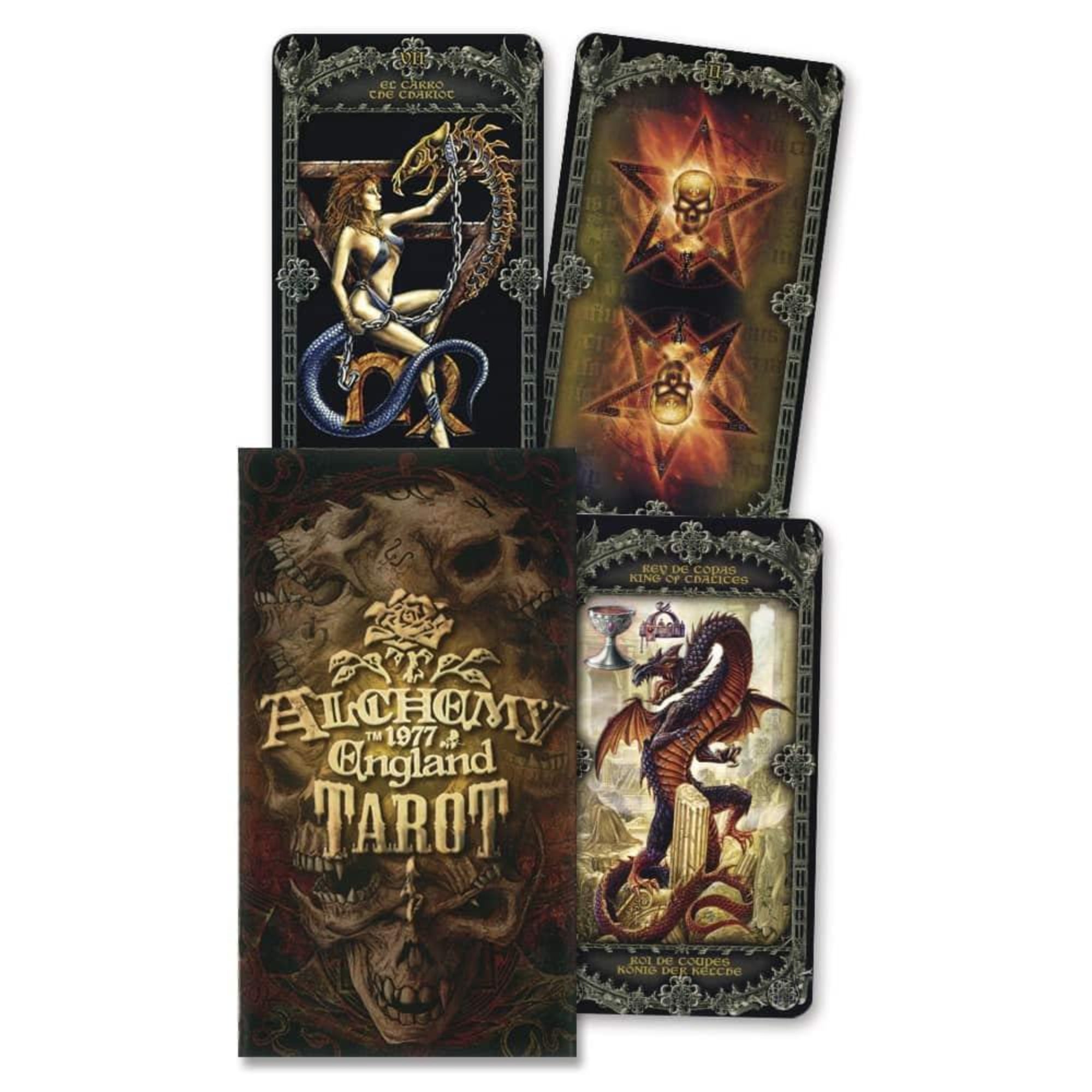 A képen az Alchemy 1977 England Tarot pakli néhány lapja és a doboza látható. A dobozt sötét tónusú, koponyákkal és arany dombornyomással készült grafika díszíti. A kártyák gótikus stílusban készültek, tele misztikus és fantasy elemekkel. Láthatunk egy páncélos női alakot kígyóval (The Chariot), egy két csillagot és koponyát ábrázoló lapot, valamint egy sárkányt, aki a "King of Chalices" kártyán trónol egy kehellyel. A részletgazdag illusztrációk a sötét romantika és a fantasy világ találkozását tükrözik.