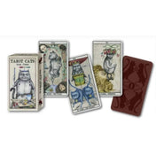 A képen a Tarot Cats kártyacsomag doboza és néhány kártyája látható Ana Juan egyedi illusztrációival. A lapokon különféle macskás karakterek jelennek meg szimbolikus jelenetekben, részletes és művészi kidolgozással. A háttérben a kártyák hátoldalának mintája is megfigyelhető, amely két szimmetrikusan elhelyezkedő macskát ábrázol.