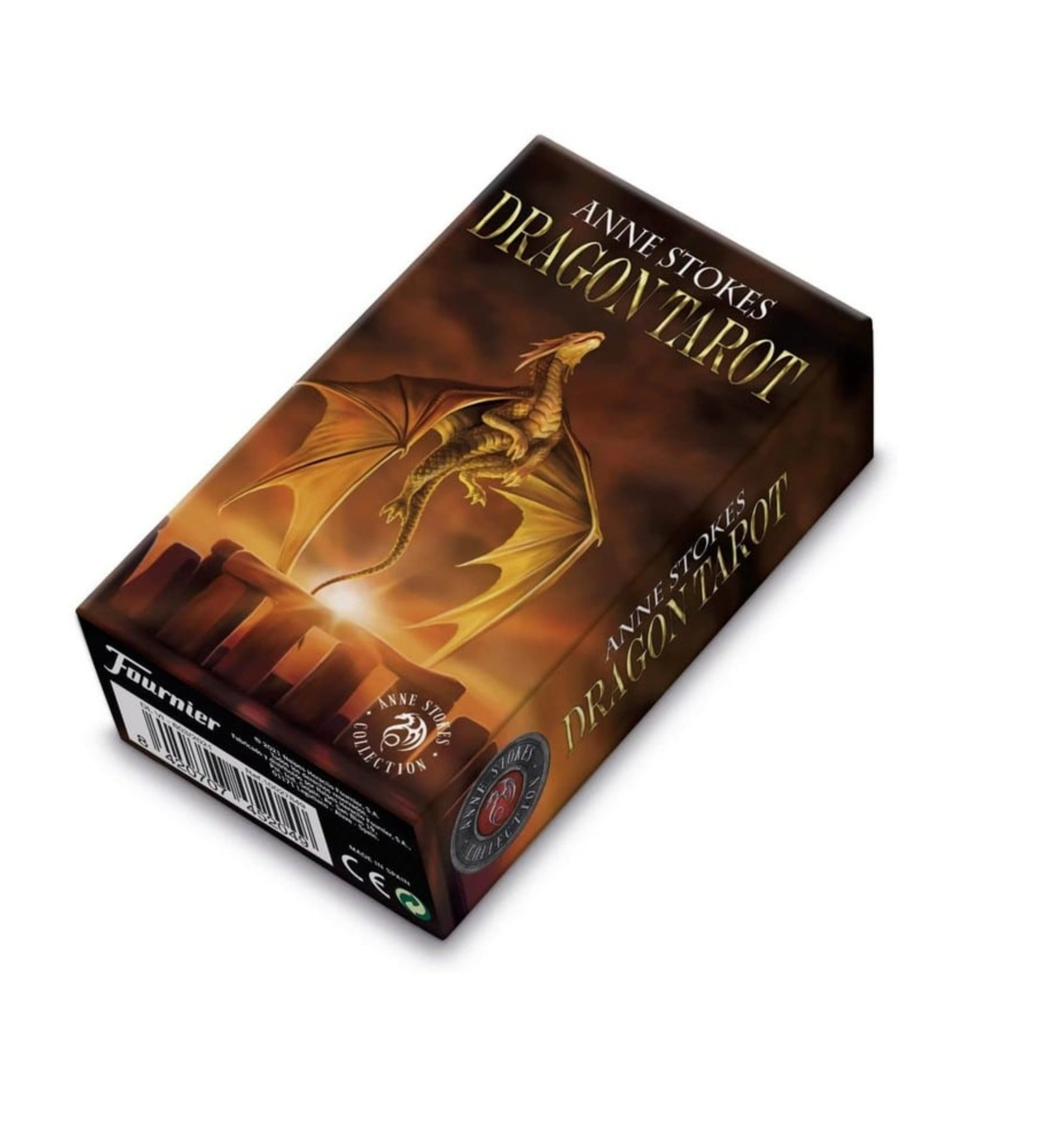 A képen az „Anne Stokes Dragon Tarot” különleges tarot kártyacsomag doboza látható. A doboz fedelén egy aranysárkány lebeg a naplemente fényében, széttárt szárnyakkal, misztikus és varázslatos hangulatot árasztva. A kártyacsomag Anne Stokes híres fantasy művésznő illusztrációit tartalmazza, amelyeket a Fournier adott ki. 