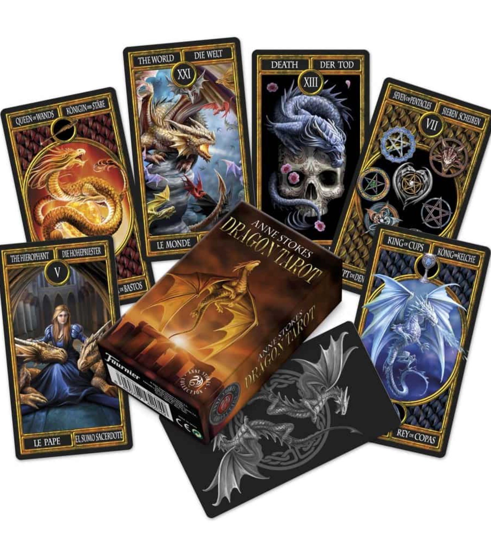 A képen az Anne Stokes Dragon Tarot látványos kártyalapjai láthatók, melyek mindegyikét lenyűgöző sárkányos illusztráció díszíti. A pakliból kiemelt lapok – például „The World”, „Death” vagy „King of Cups” – részletgazdag grafikával, erőteljes szimbólumokkal és fantasy hangulattal hívják életre a tarot világát. A kártyák három nyelvűek (angol, német, francia), így nemcsak esztétikai élményt, hanem nemzetközi felhasználhatóságot is kínálnak. 