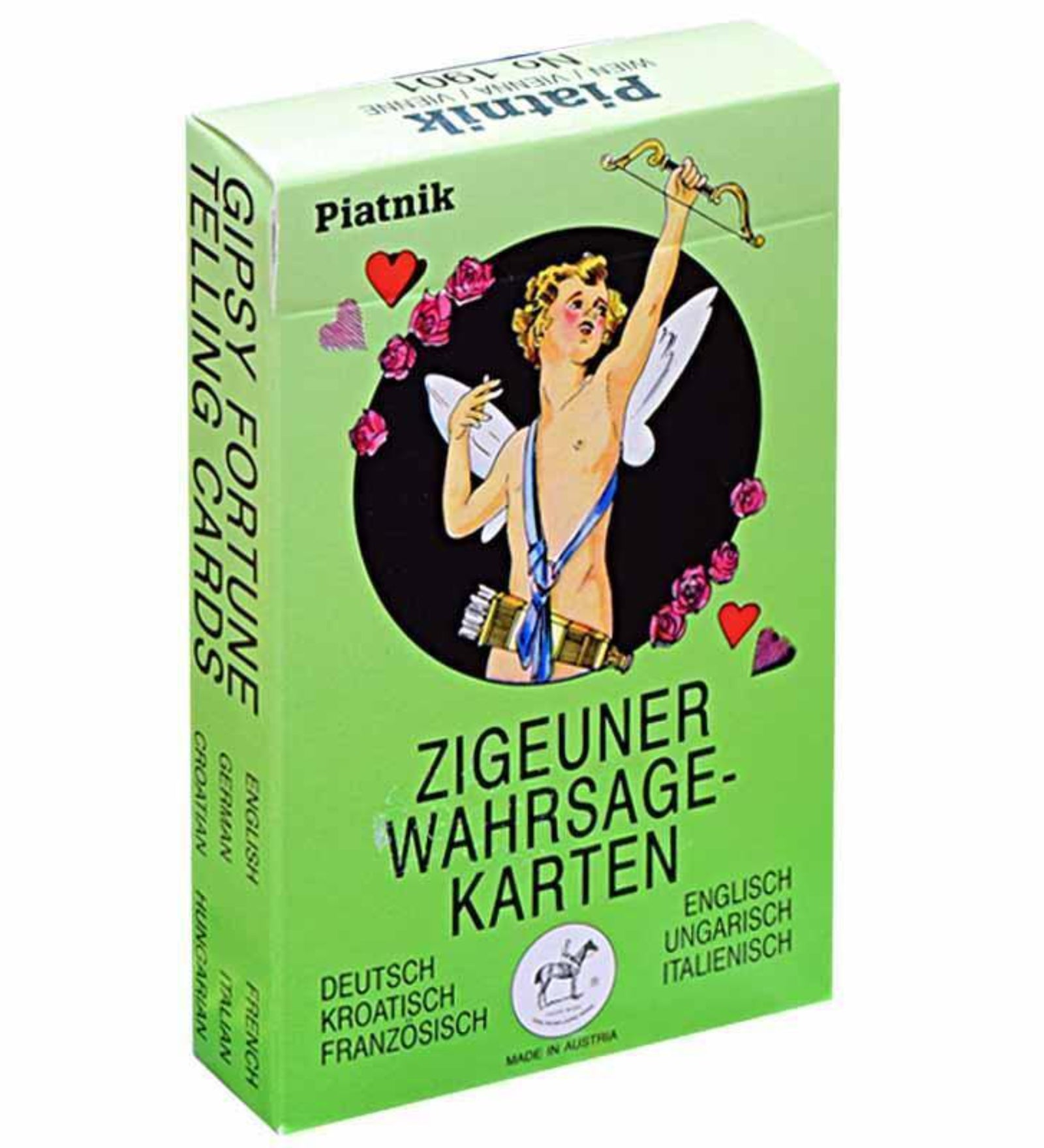 A képen a Piatnik által kiadott Zigeuner Wahrsagekarten, azaz a híres Cigány jóskártya csomag látható, amely több nyelven is elérhető. A doboz világoszöld színű, középen egy bájos, szárnyas kisangyal illusztrációjával, aki egy íjat tart a kezében.