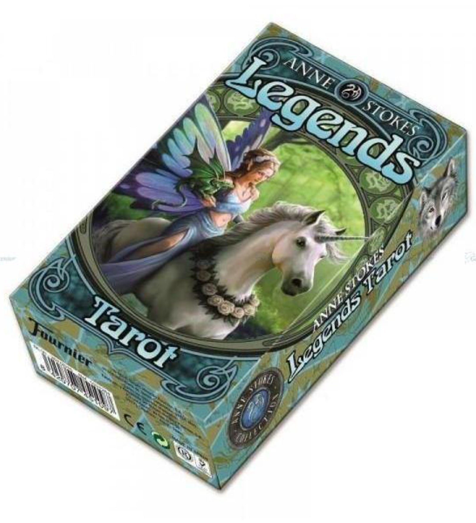 A képen az Anne Stokes Legends Tarot pakli doboza látható. A doboz fantasztikus, varázslatos világot idéz: az előtérben egy fehér egyszarvú áll, hátán egy tündérrel, akinek szárnyai élénk kék és zöld színekben pompáznak. A háttérben egy zöld erdő tárul fel, amely a természet és a mágia harmóniáját sugallja. A doboz sarkán farkasfej motívum jelenik meg, az oldalán pedig a Fournier kiadó logója és az Anne Stokes Collection pecsétje is látható. 