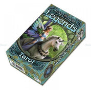 A képen az Anne Stokes Legends Tarot pakli doboza látható. A doboz fantasztikus, varázslatos világot idéz: az előtérben egy fehér egyszarvú áll, hátán egy tündérrel, akinek szárnyai élénk kék és zöld színekben pompáznak. A háttérben egy zöld erdő tárul fel, amely a természet és a mágia harmóniáját sugallja. A doboz sarkán farkasfej motívum jelenik meg, az oldalán pedig a Fournier kiadó logója és az Anne Stokes Collection pecsétje is látható. 