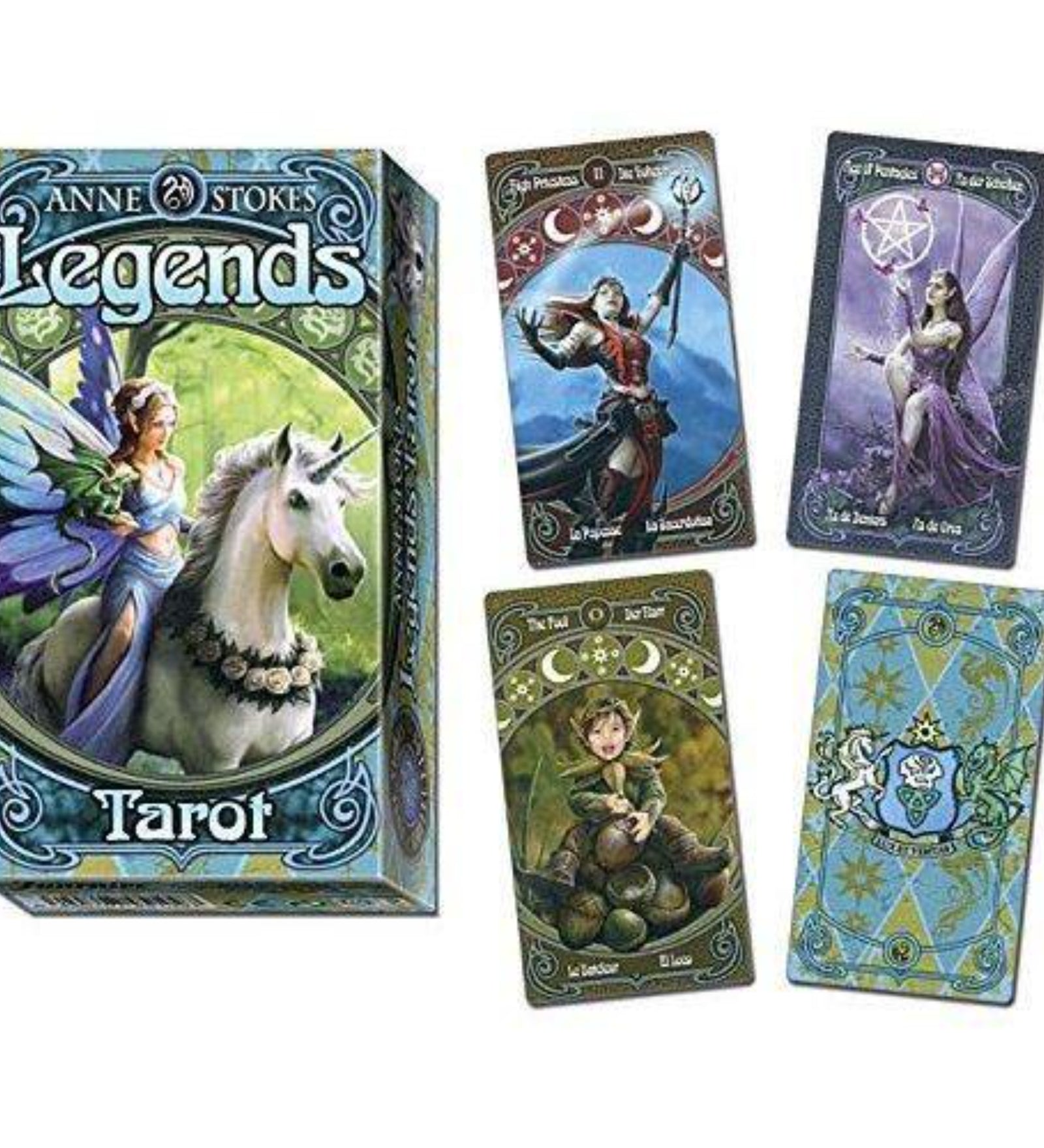 A képen az Anne Stokes Legends Tarot csomag és néhány kártyalap látható. A doboz elején egy egyszarvú és egy szárnyas tündér szerepel, varázslatos erdei háttérrel. A kibontott kártyákon részletgazdag fantasy illusztrációk jelennek meg: például a High Priestess lapján egy harcias női alak, míg a Pentacles lapján egy lila ruhás tündér látható. A The Fool lap egy vidám manót ábrázol, aki gombákon ül, körülötte zöld erdei környezet. A hátoldal mintázata világoskék-arany színvilágú.