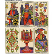 A képen a Spanish Tarot Español pakli néhány színes lapja látható, klasszikus spanyol stílusban illusztrálva. A felső sorban három nagy arkánum szerepel: El Emperador (A császár), Justicia (Igazság) és La Estrella (A csillag). Ezek a kártyák karakteres arcvonásokkal, élénk piros, kék, zöld és sárga színekben ábrázolják az archetípusokat. Az alsó sorban botok és pénzérmék motívumok jelennek meg, köztük El Rey de Oros (Az érmék királya) és különleges geometrikus mintázatú kisebb arkánum kártyák is.