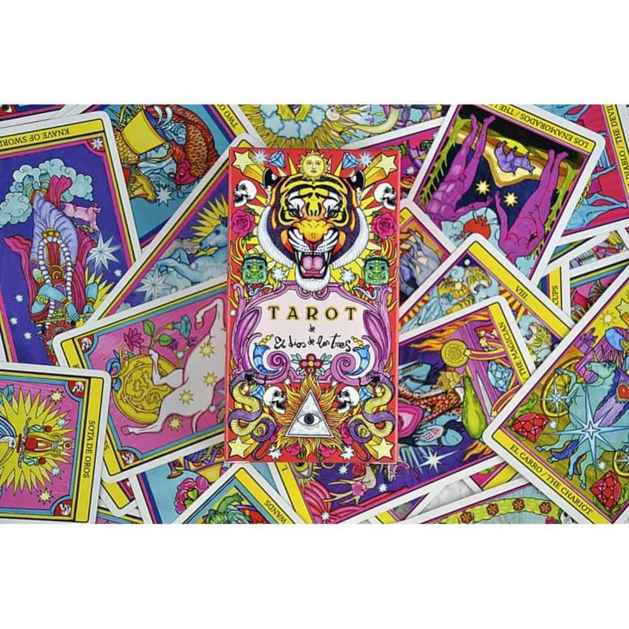 Ez a kép az „El Dios de los Tres” tarot kártyapaklit mutatja, színes, dinamikus elrendezésben. A középpontban a tigrisfejes doboz látható, amelyet élénk színű, pszichedelikus stílusú tarot lapok vesznek körül. A kártyák illusztrációi tele vannak misztikus szimbólumokkal, csillagokkal, szemekkel, mitikus lényekkel és vibráló mintákkal. A pakli erőteljes vizuális világot közvetít – egyszerre spirituális, vad és merész.