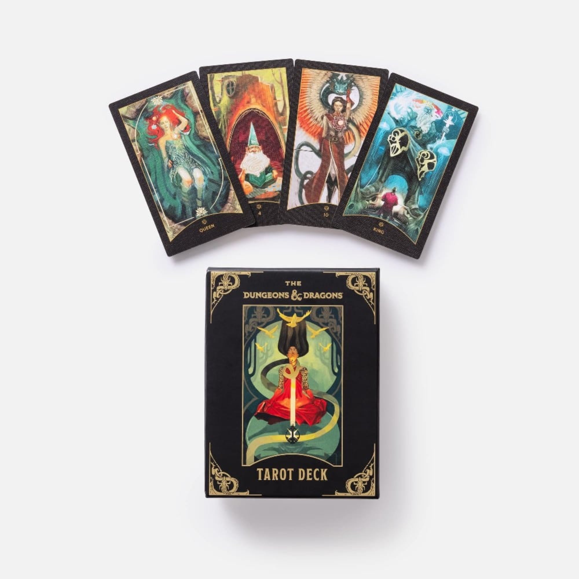 A képen a The Dungeons & Dragons Tarot Deck lenyűgöző kártyái láthatók, szépen elrendezve a doboz felett. Az öt kiterített tarot lap mindegyike részletgazdag, varázslatos grafikát ábrázol – tündéket, varázslókat, sárkányokat és más fantasy lényeket. A lapok sarkaiban látható arany szimbólumok és feliratok (pl. Queen, King, 10) kiemelik a kártyák egyediségét és tematikáját. Az alsó részen a doboz borítója ismét megjelenik, amely a csomagolás fő motívumát mutatja: egy lebegő karakter karddal.