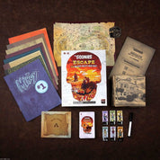 A The Goonies: Escape játék tartalma: kalóztérképek, karakterlapkák, naplók, rejtvények és feladványkártyák szépen elrendezve egy asztalon.