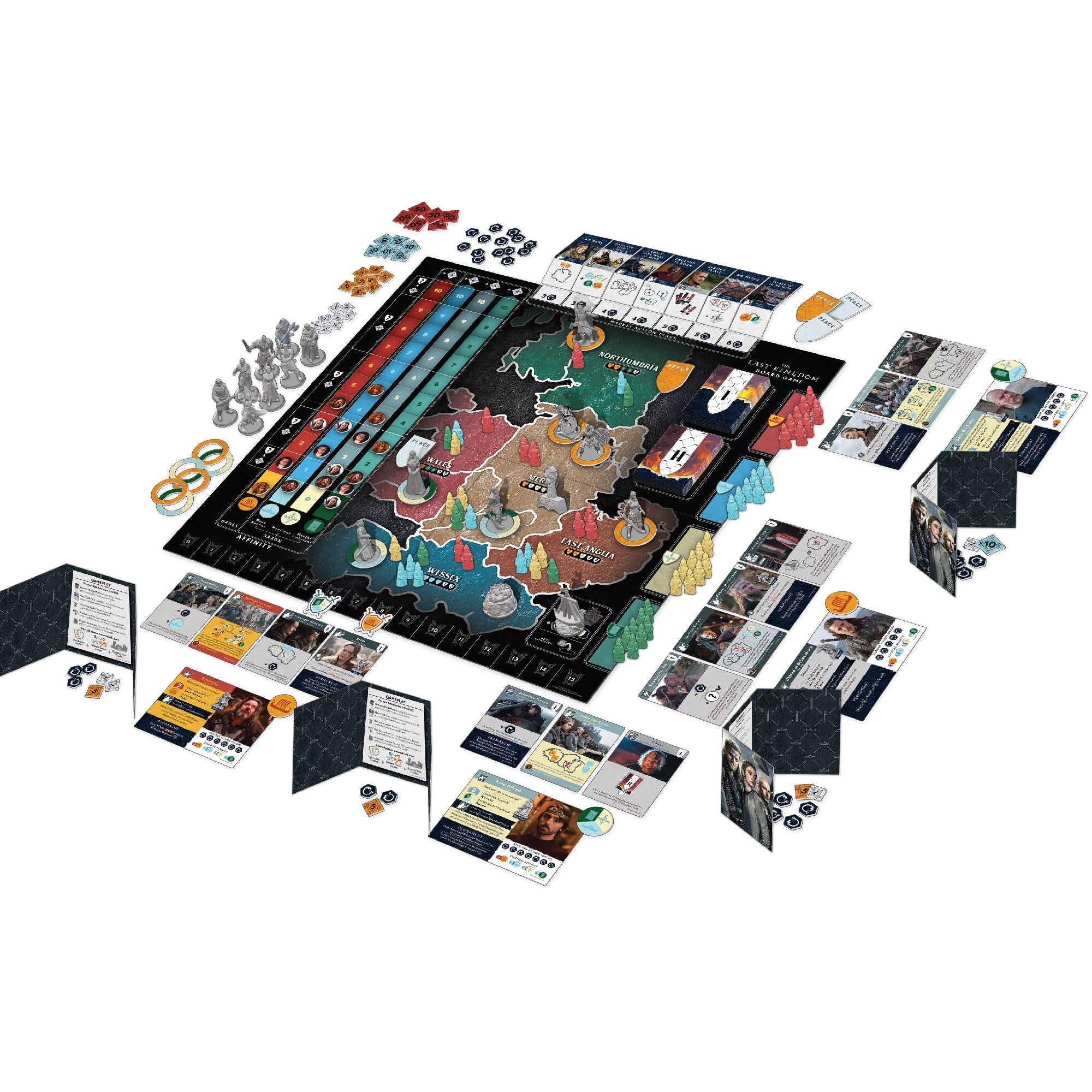 A The Last Kingdom társasjáték asztali elrendezése, középen a brit területeket ábrázoló játéktáblával. Körülötte karakterlapok, kártyák, figurák és jelölők láthatók, amelyek a játék stratégiai és politikai döntéseit segítik elő a hatalom megszerzéséért folytatott küzdelemben.