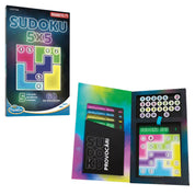 A Thinkfun Mágneses Sudoku 5x5 játékkészlet, amely tartalmaz egy kihívásfüzetet, egy mágneses számokat tartalmazó játéktáblát, és több feladványkártyát. A színes dizájn kiemeli a játék vizuális elemeit.