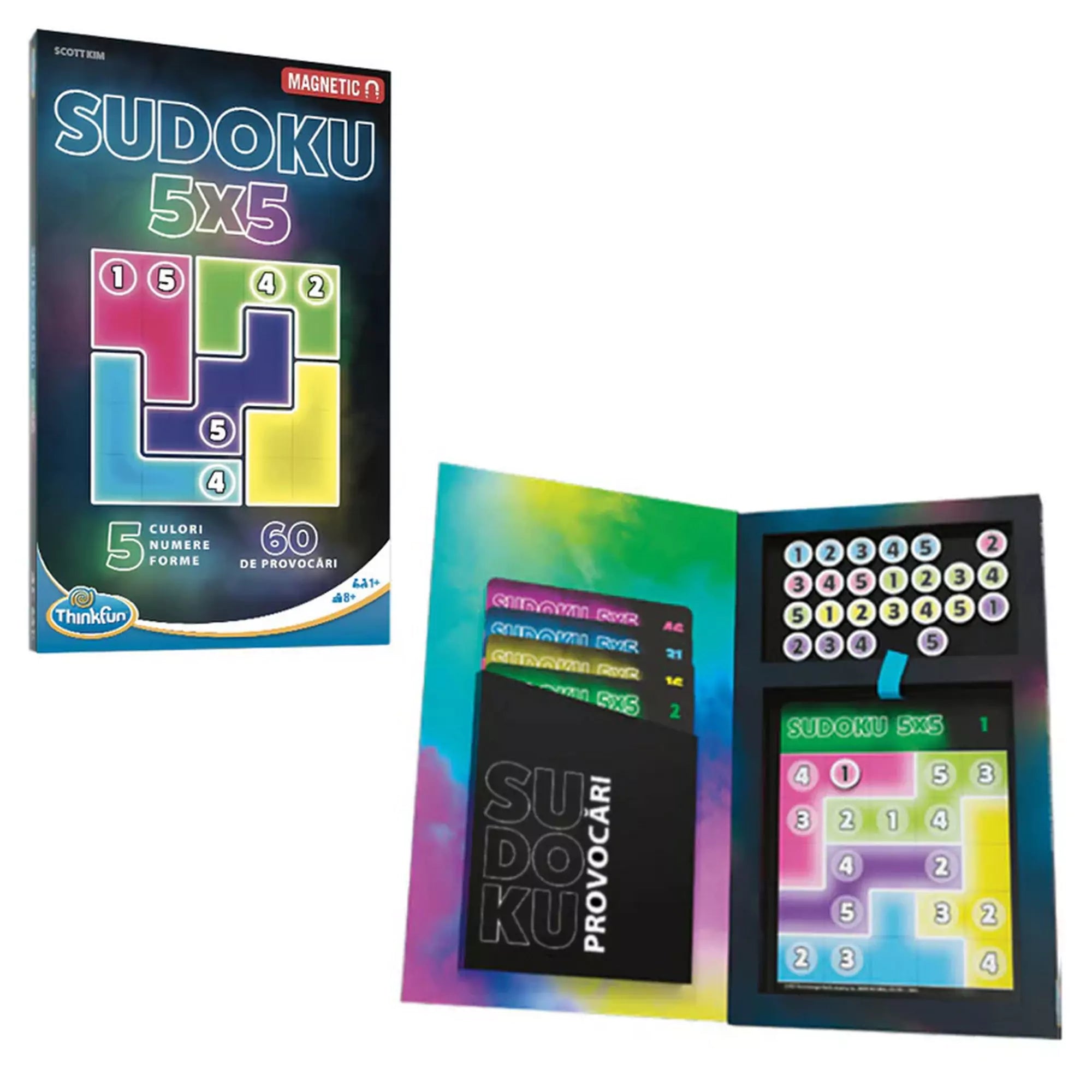 A Thinkfun Mágneses Sudoku 5x5 játékkészlet, amely tartalmaz egy kihívásfüzetet, egy mágneses számokat tartalmazó játéktáblát, és több feladványkártyát. A színes dizájn kiemeli a játék vizuális elemeit.