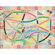 A Ticket to Ride: Londra társasjáték játéktáblája kiterítve, rajta ikonikus londoni helyszínek, színes útvonalak és piros játékos buszfigurák, a játék kártyáival és pontozótáblával.