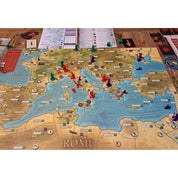 A Total War: ROME - The Board Game játéktáblája, Európa egy részével és Észak Afrika partjaival, illetve tartozékai láthatóak.