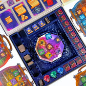 Varázstorony társasjáték asztalkép felülnézetből, középen a sokszög alakú toronymezővel, körülötte a színes játékos táblákkal, kártyákkal, zsetonokkal és mágikus ikonokkal.