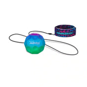 Waboba Bounceback Moon Ball pattogólabda kék-zöld színben, zöld mintás Bounceback csuklópánttal és rugalmas zsinórral.