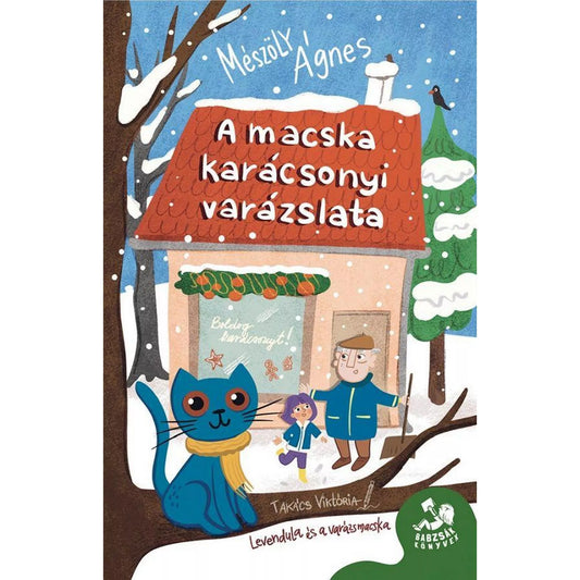 „A A macska karácsonyi varázslata című mesekönyv borítója, amelyen egy kék sálas, mosolygó macska ül a hóban, mögötte Levendula és a nagypapa állnak a havas ház előtt; karácsonyi hangulatú, színes illusztráció.”