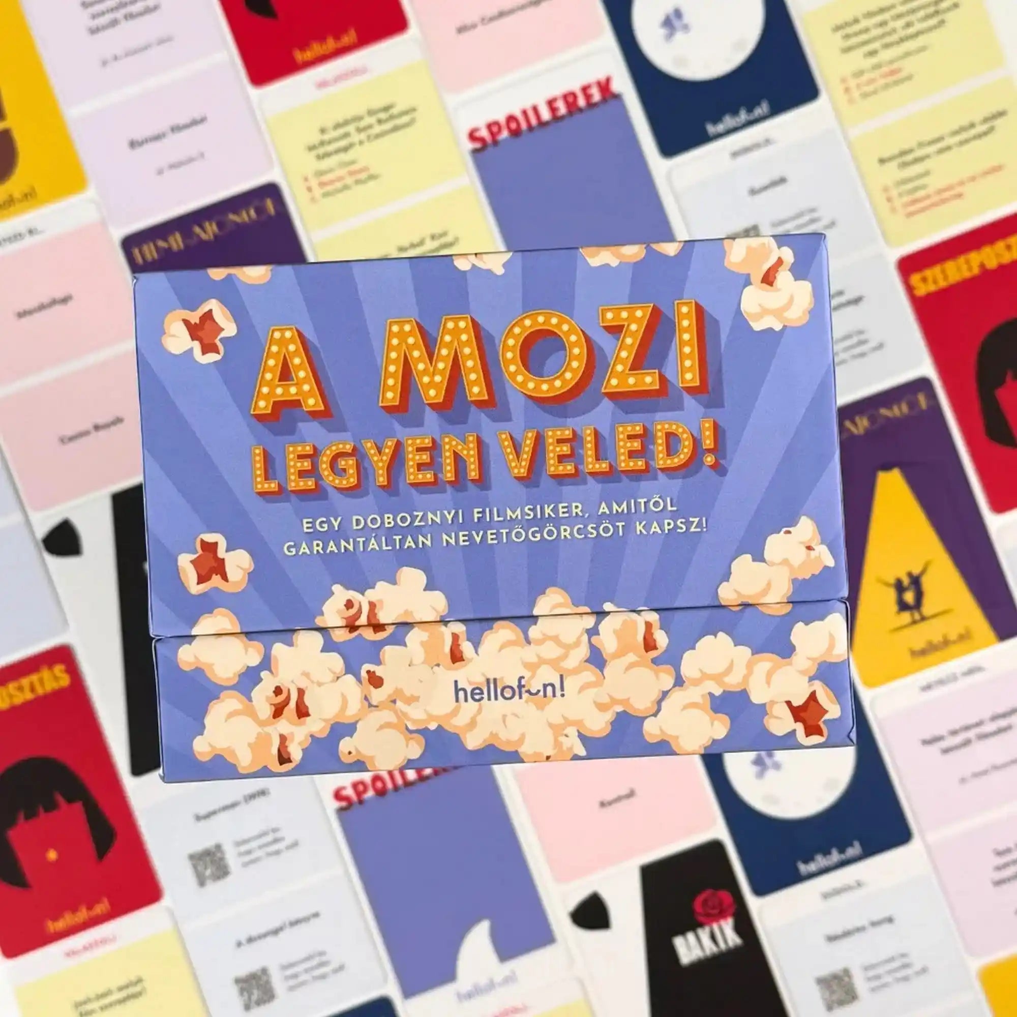 A mozi legyen veled! magyar nyelvű társasjáték doboz kártyák háttérrel, filmes tematikájú dizájn.