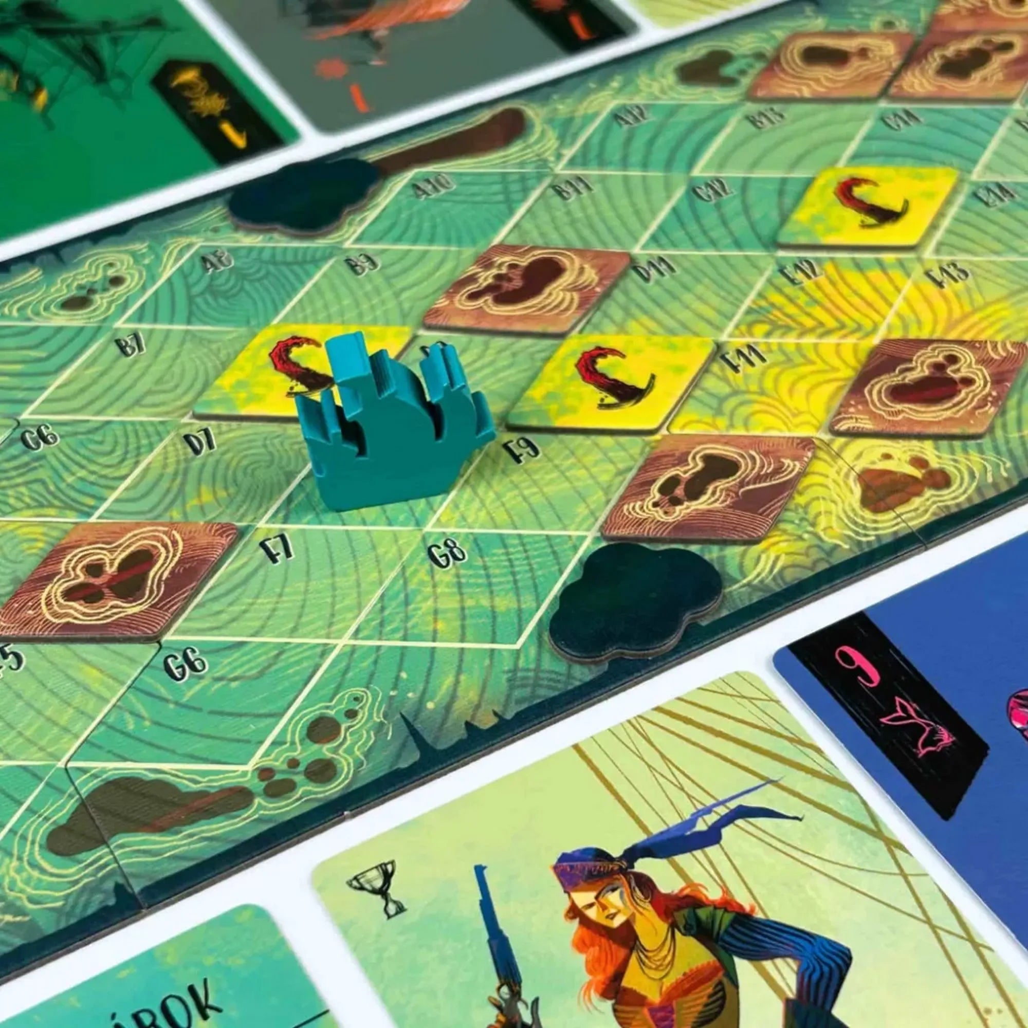 A nagy kékség társasjáték óceán játéktáblája közelről, kraken lapkákkal és hajó jelölővel