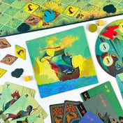 A nagy kékség társasjáték kártyái és illusztrált lapjai felülnézetből, kalózos grafikai stílusban