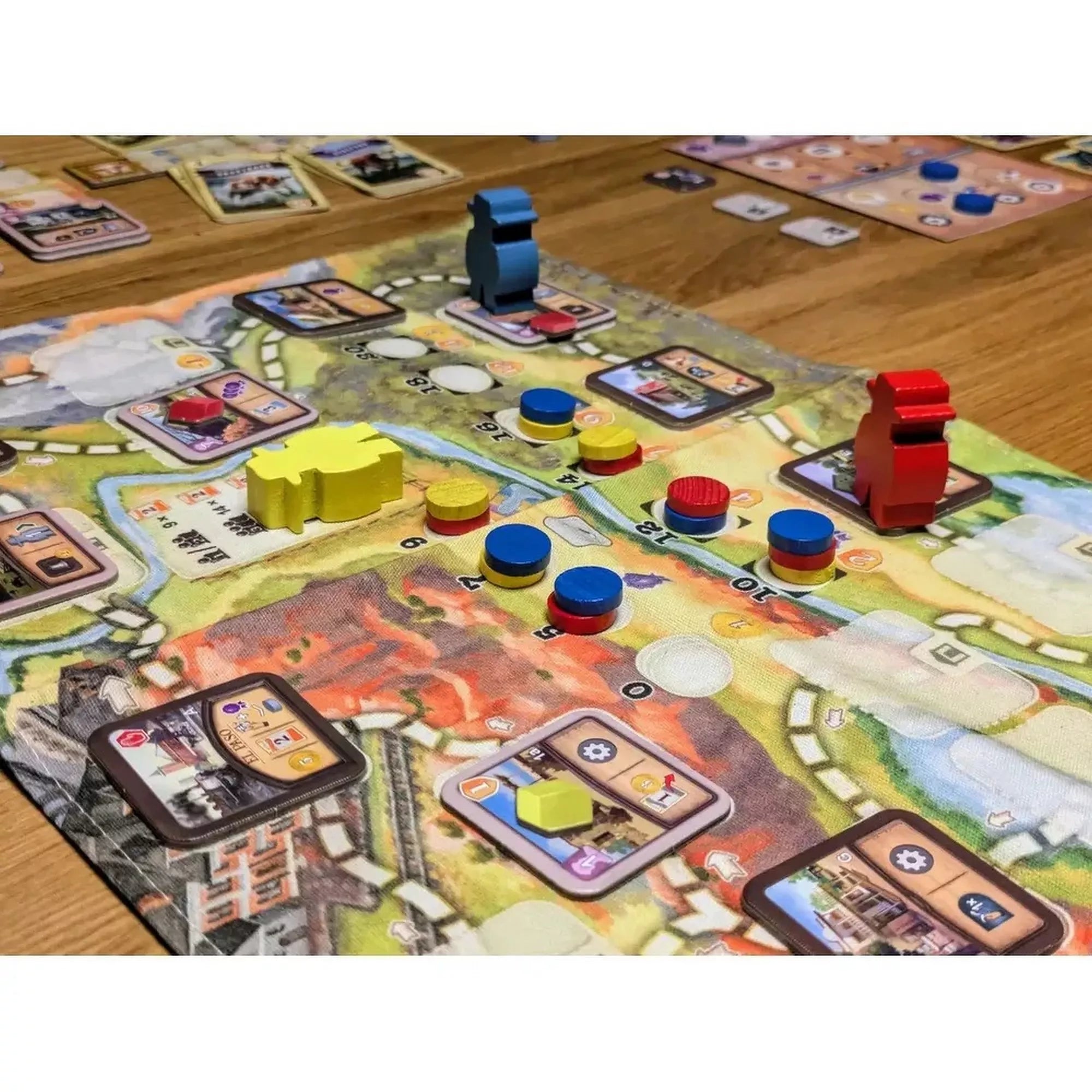 A nagy western utazás: El Paso játékmenet, játékostáblák, fa figurák és jelölők a western tematikájú játéktáblán