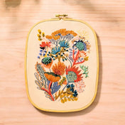 Atelier 59 gyöngyhímzés felnőtteknek – elkészült, részletgazdag gyöngyökkel díszített virágos hímzés fa keretben.