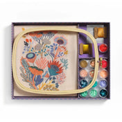 Atelier 59 gyöngyhímzés felnőtteknek – a doboz belseje színes gyöngyökkel, fonalakkal és kiegészítőkkel rendszerezve.