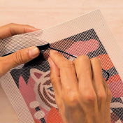 Atelier 64 Tigrises kézimunka készlet – közelkép a kézi hímzés folyamatáról, ahogy a fonal a tigris mintáját tölti ki.