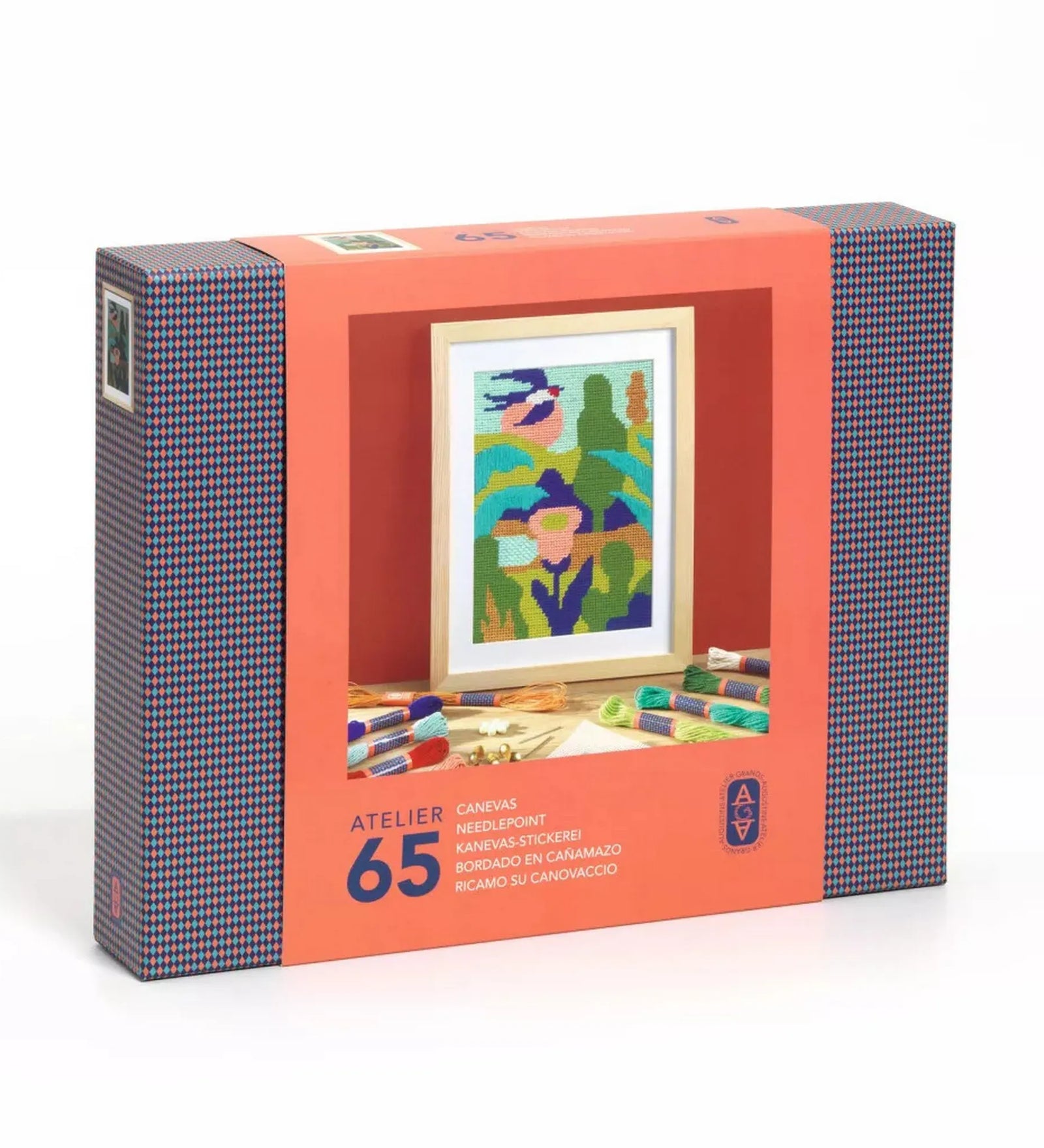 Atelier 65 hímzőkészlet – a csomagolás eleje, benne a keretezett kész minta és a sokszínű fonalak.