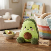 Avokádó plüssjáték tenyérnyi méretben, asztalnál gyümölcslével.