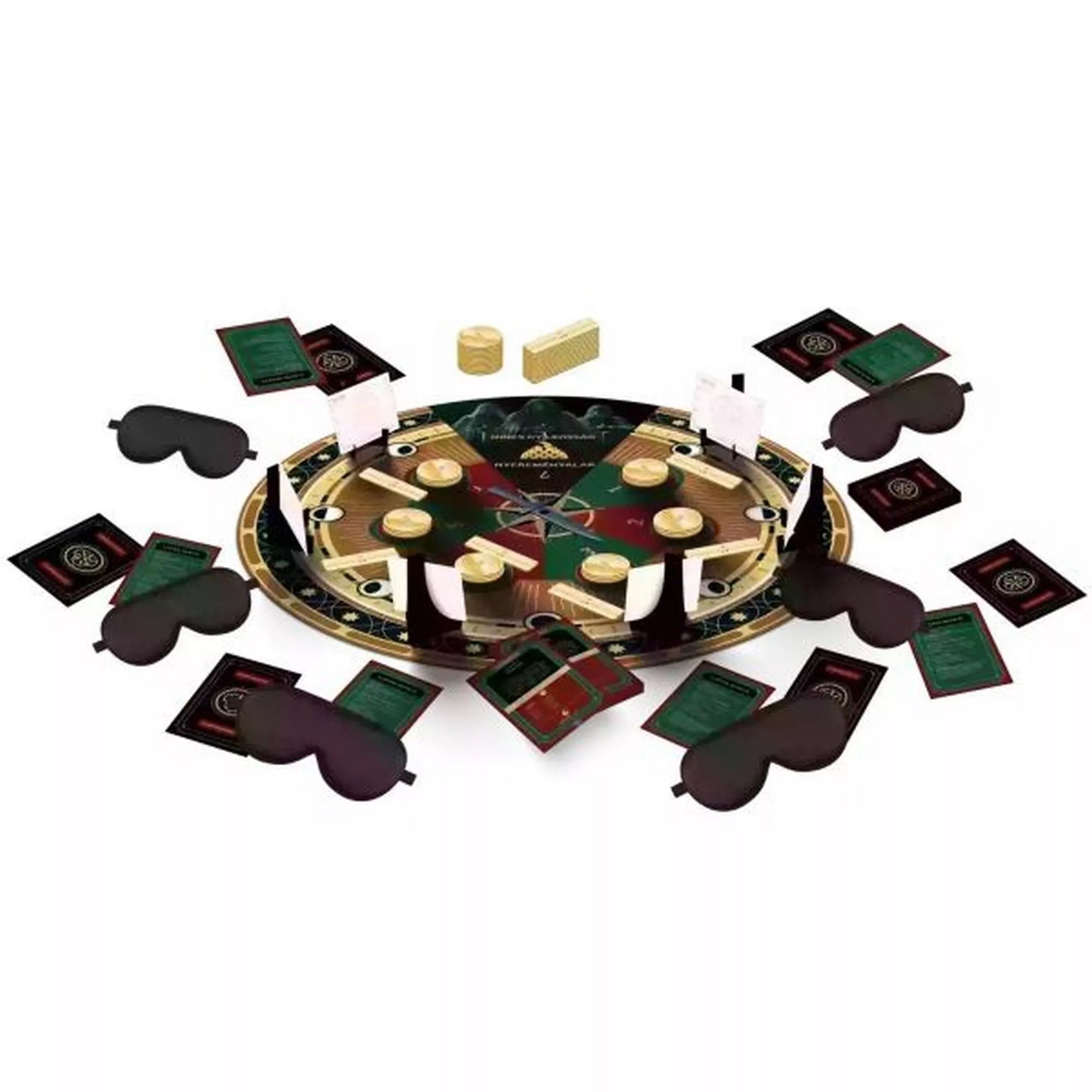 A The Traitors – Az Árulók társasjáték kiterített tartozékai: középen a kör alakú játéktábla, körülötte fekete szemkötők, zöld és piros kártyák, aranyrúd jelzők és játékelemek. A játék hangulata a kastélybeli árulás és titkos szerepek izgalmát idézi.