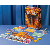 Az Évad társasjáték komponensei asztalon elrendezve: játékkártyák, jelölők, táblák és a díszdoboz kék háttér előtt.