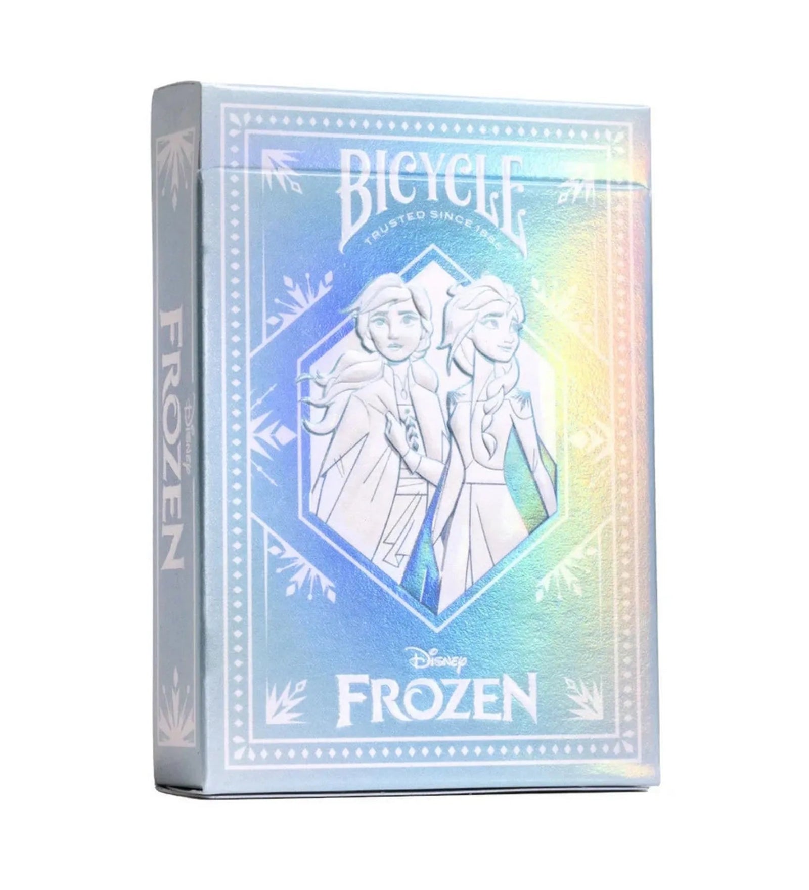 A Bicycle Disney Frozen kártyapakli doboza ferde nézetből, Elza és Anna elegáns rajzával, ezüstösen csillogó borításon.