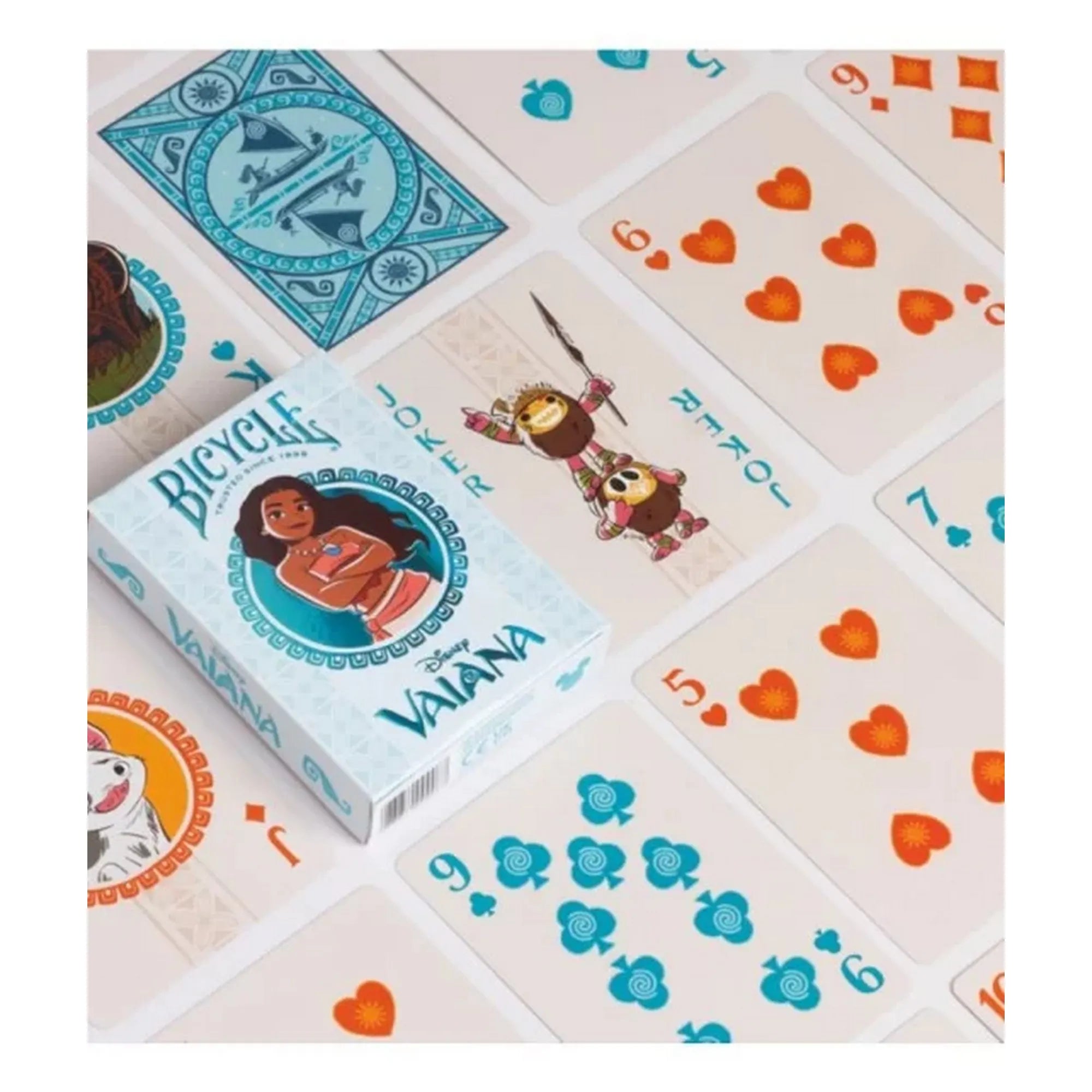A Bicycle Disney Vaiana kártyajáték kibontva, színes kártyalapokkal és karakteres illusztrációkkal Vaiana világából.