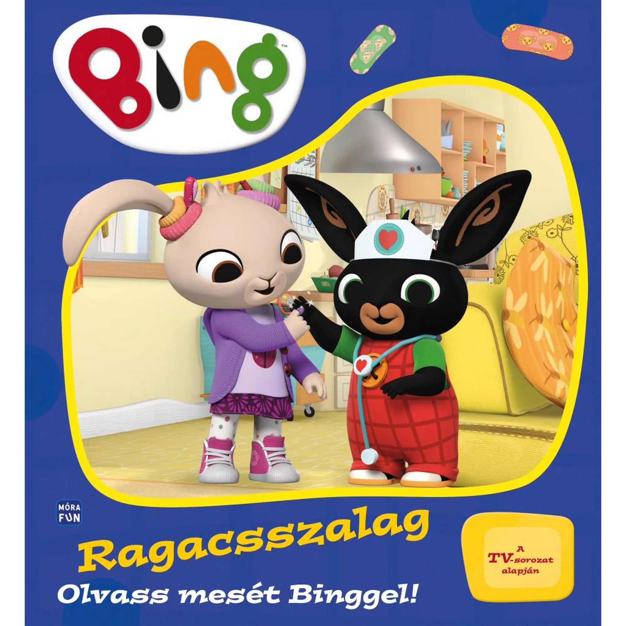 „Bing – Ragacsszalag” borítója, amelyen Bing, a fekete nyuszi orvosnak öltözve sebtapaszt tesz barátja, Sula karjára egy színes nappaliban.